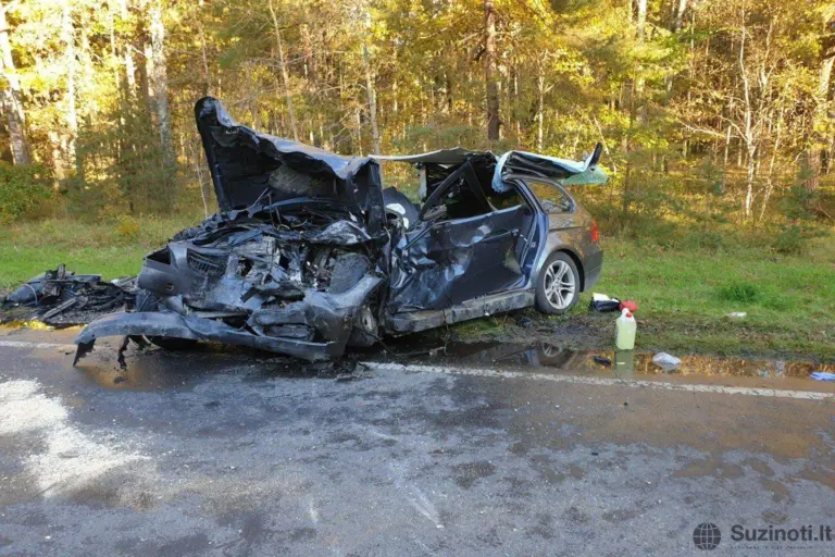 Paaiškėjo daugiau tragiškos avarijos Šilutės rajone detalių: sužeisti 8 nepilnamečiai, žuvo BMW su vaikais vykusi motina