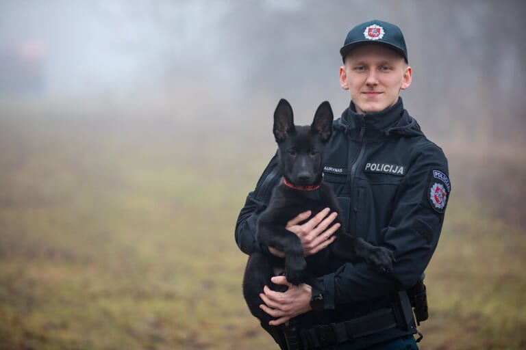 Klaipėdos policijoje – žavingiausia naujokė: susipažinkite su keturkoje pareigūne Orca!