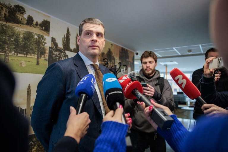 Žemaitaitis skelia koaliciją dėl poligono, o jo patarėjas vėl įkliuvo į sukčių pinkles