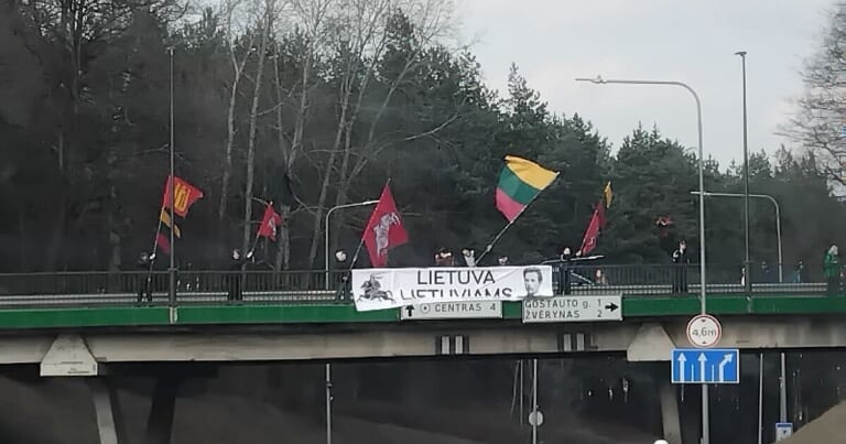 Kovo 11-osios skandalas Vilniuje: „Lietuva lietuviams“ plakato drama virto fiziniu susidūrimu