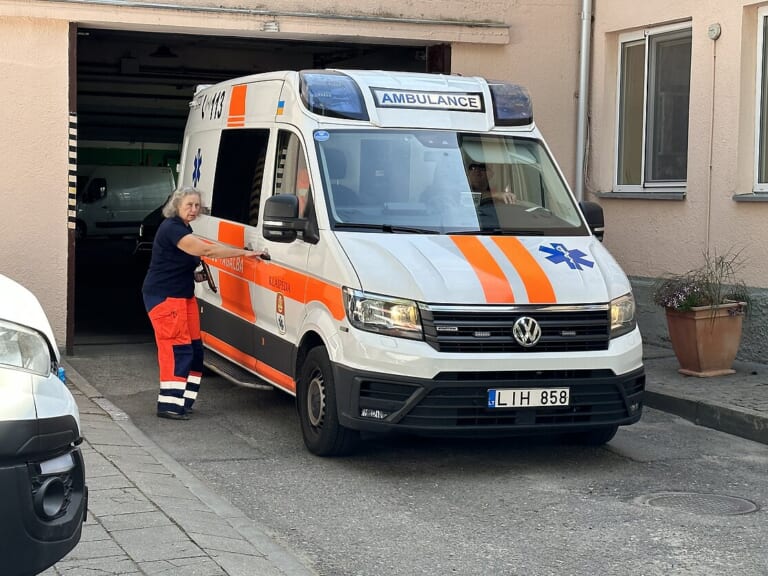 Šimtai tūkstančių eurų ir griežtesnės taisyklės: kas nuo šiol galės tikėtis valstybės apmokamo pavėžėjimo?