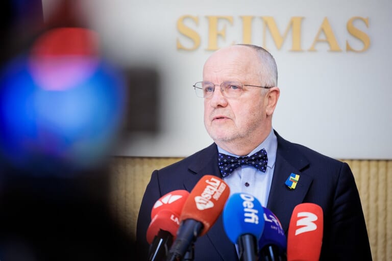 Seime Bręsta Krislas? Nuo Poligono Įtampos Iki Žodžio Laisvės Ribų – Kas Skaldina Valdančiuosius?