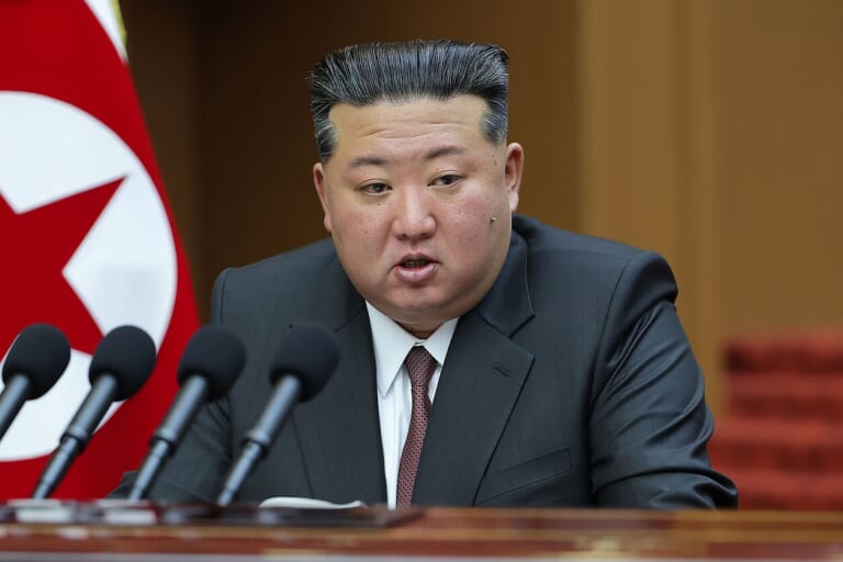 Kim Jong Unas mestelėjo pirštinę Vakarams: nepajudinama parama Rusijai ir naujas aljansas
