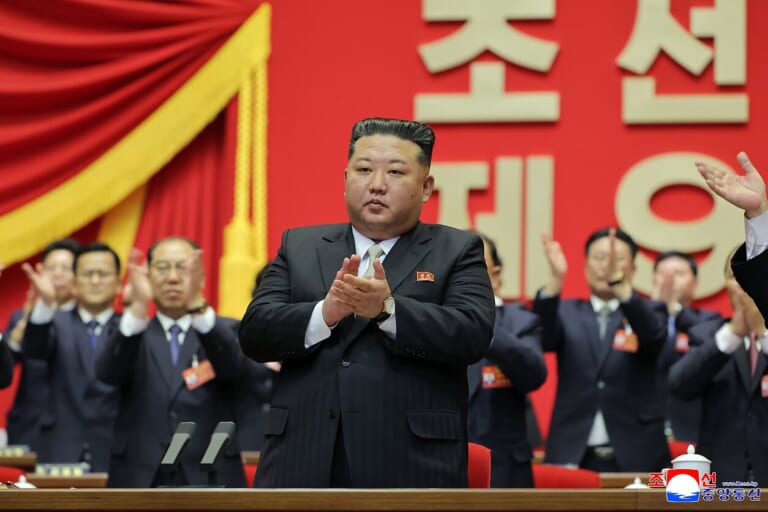 Šokiruojantis pareiškimas: Kim Jong Unas skelbia branduolinės valstybės statusą negrįžtamu, grasina Pietų Korėjai ir JAV