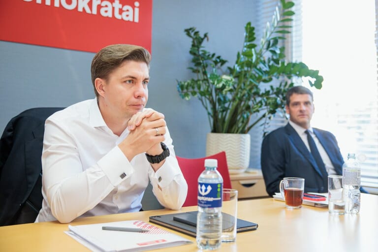 Ar subyrės valdančioji koalicija? Lemiamas balsavimas dėl poligono supurtė Seimą