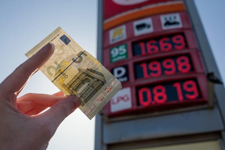 Nemalonios naujienos iš degalinių: kodėl Lietuvoje dyzelinas brangesnis nei ES vidurkis, o benzinas – atvirkščiai?