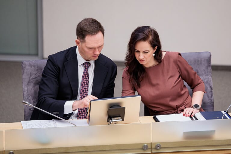 Du trečdaliai Lietuvos ministrų jau naudoja dirbtinį intelektą darbe: paaiškėjo, kurie griežtai vengia ir kodėl