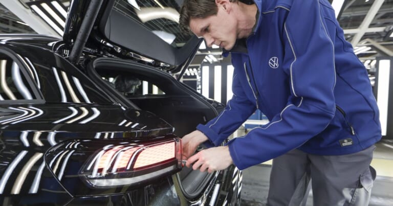 Oficialu: „Volkswagen“ praneša apie masinius atleidimus – kas laukia darbuotojų?
