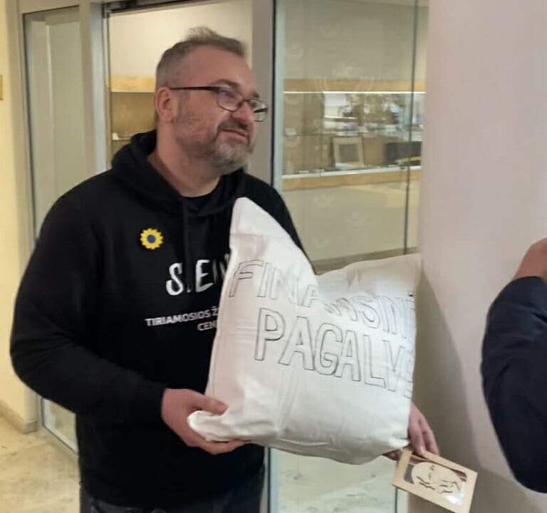 Šokiruojantis žurnalisto gestas: Seimo nariui A. Gedvilui įteikta „finansinė pagalvė“ po skandalingo tyrimo