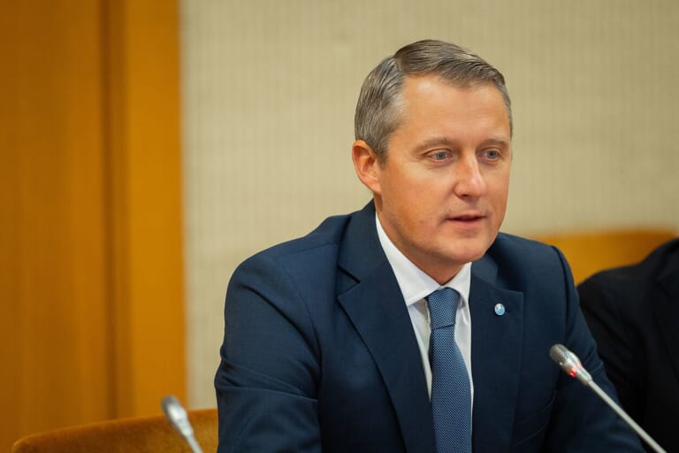 Degalų kainos kris? Lietuva ruošiasi atlaisvinti milžinišką degalų rezervą!