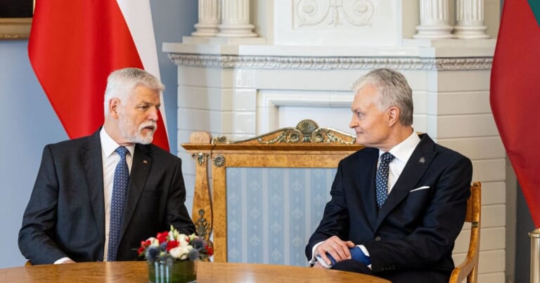 Čekijos prezidentas Vilniuje paskelbė: jokių kompromisų – šalis nepirks rusiškos naftos