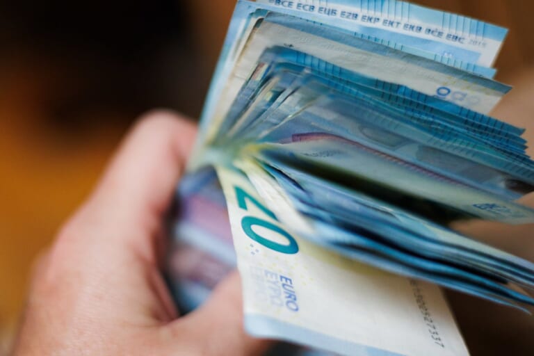Atsargiai! Bankas įspėja apie naują sukčių schemą: kaip neprarasti pinigų?