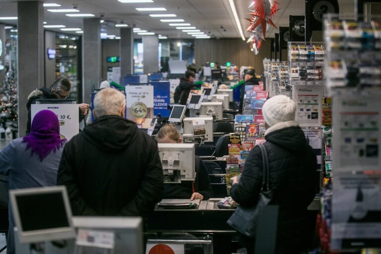 Buvęs „Maximos“ apsauginis prabilo apie šokiruojančius pažeidimus ir spaudimą: kas vyksta parduotuvės viduje?