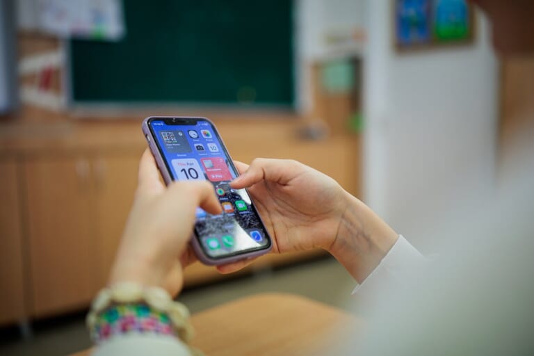 Latvijos mokyklos imasi griežtų priemonių: mobiliųjų telefonų draudimas plėsis iki 9 klasės!