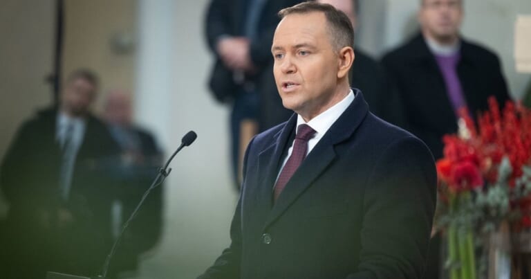 Nawrockio VETO Lenkijai kainuos milijonus: atsisakyta ES gynybos paramos!