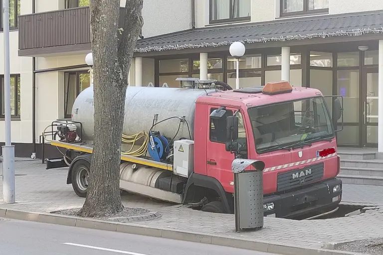 Palangoje atsivėrė didžiulė smegduobė
