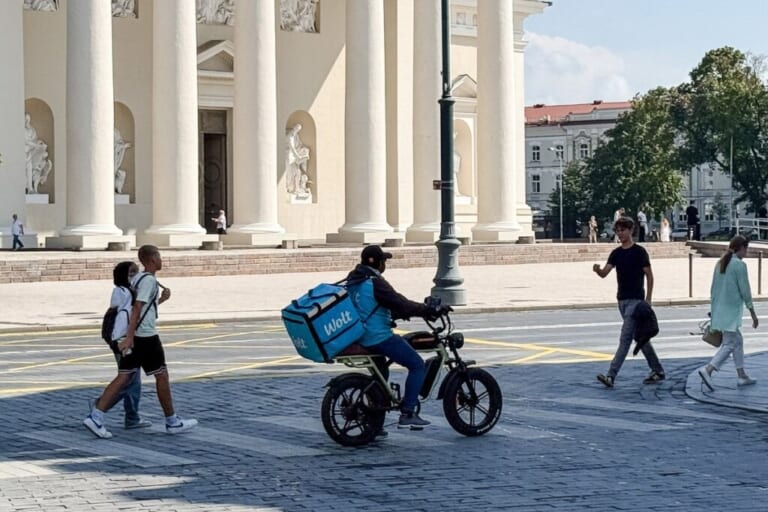 Maisto kurjerio krepšyje – ne užsakymai: pareigūnai aptiko stulbinantį radinį (nelegalios medžiagos)
