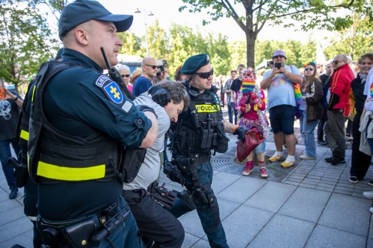 Dūmų užtaisas per „Pride“ eitynes: paaiškėjo, kokia bausmė gresia vyrui