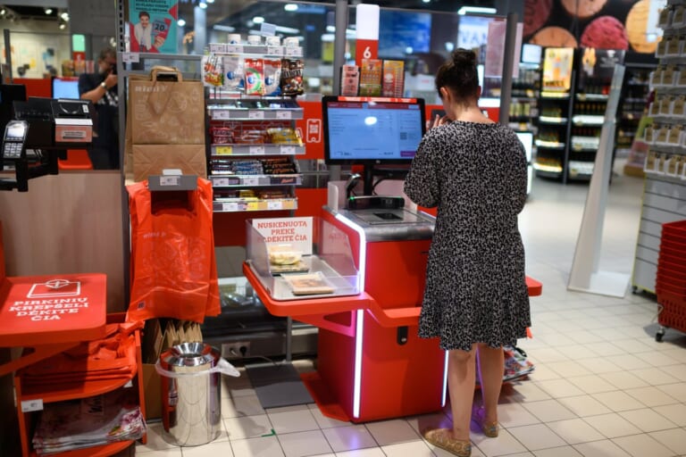 Apsipirkimas keičiasi: kokių permainų laukia savitarnos kasos ir pirkėjai