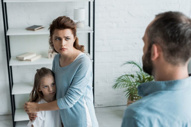 Pradinukė su mama grįžo iš pajūrio ir užtiko tėtį su kita – jos gyvenimas virto košmaru