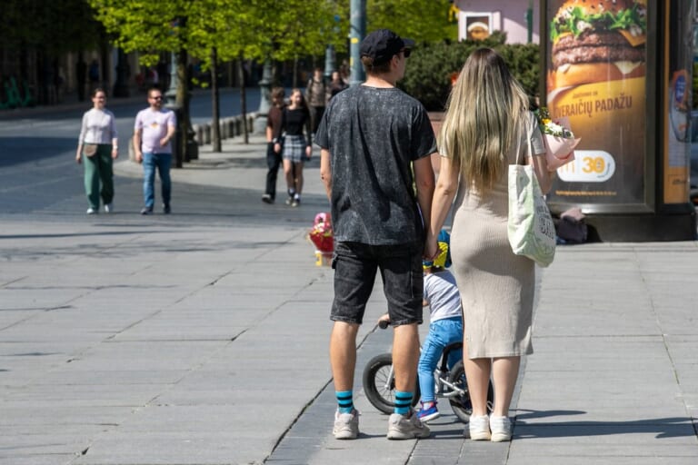 Gimstamumo krizė siaubia Europą: Čekijoje pradeda žlugti vaikų prekių parduotuvės