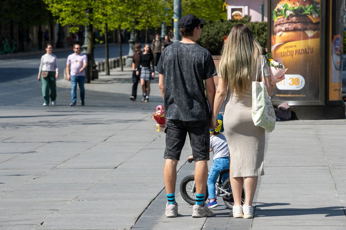 Gimstamumo krizė siaubia Europą: Čekijoje pradeda žlugti vaikų prekių parduotuvės