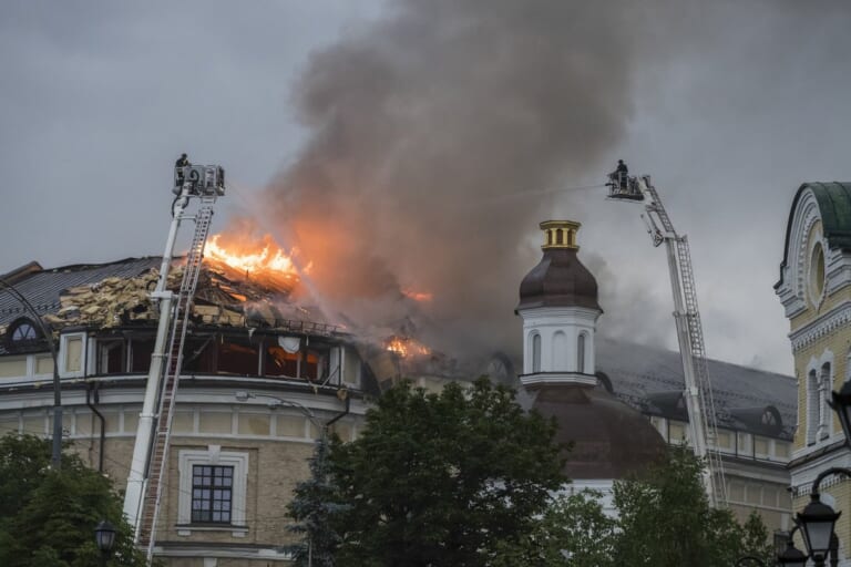 Lietuva įteikė griežtą protesto notą Rusijai dėl smūgių Kyjivo kultūros paveldui