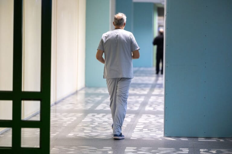 Skandalas Klaipėdos ligoninėje: gydytojo elgesys supykdė artimuosius – iškilo netikėtos praeities detalės