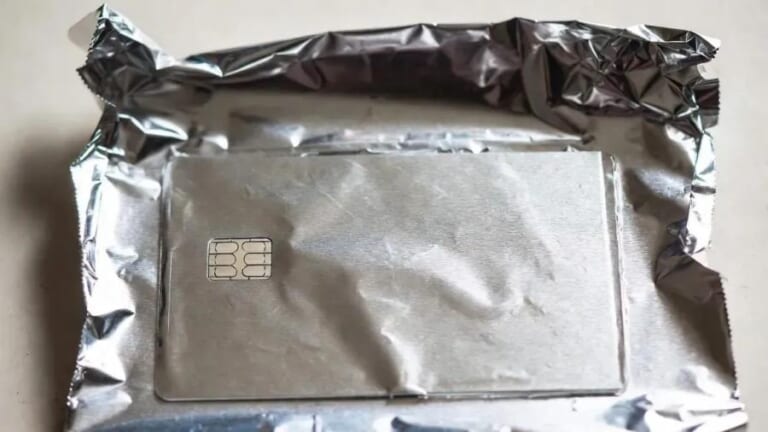 Apvyniokite banko korteles folija – paprasta priemonė, galinti sumažinti sukčiavimo riziką