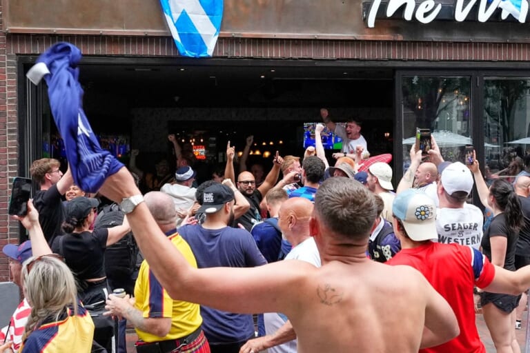Škotų sirgaliai ištuštino Bostono barus: miestą užplūdo „Tartano armija“