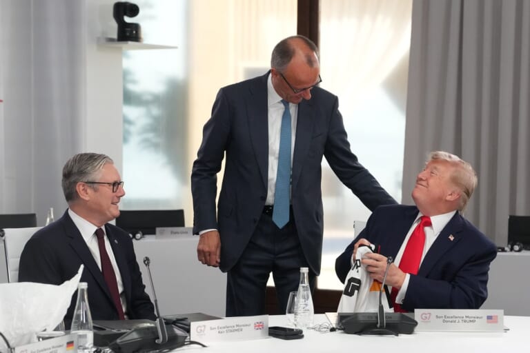D. Trumpo abejinga reakcija į F. Merzo dovaną G7 išplito internete: „Tai puiku“