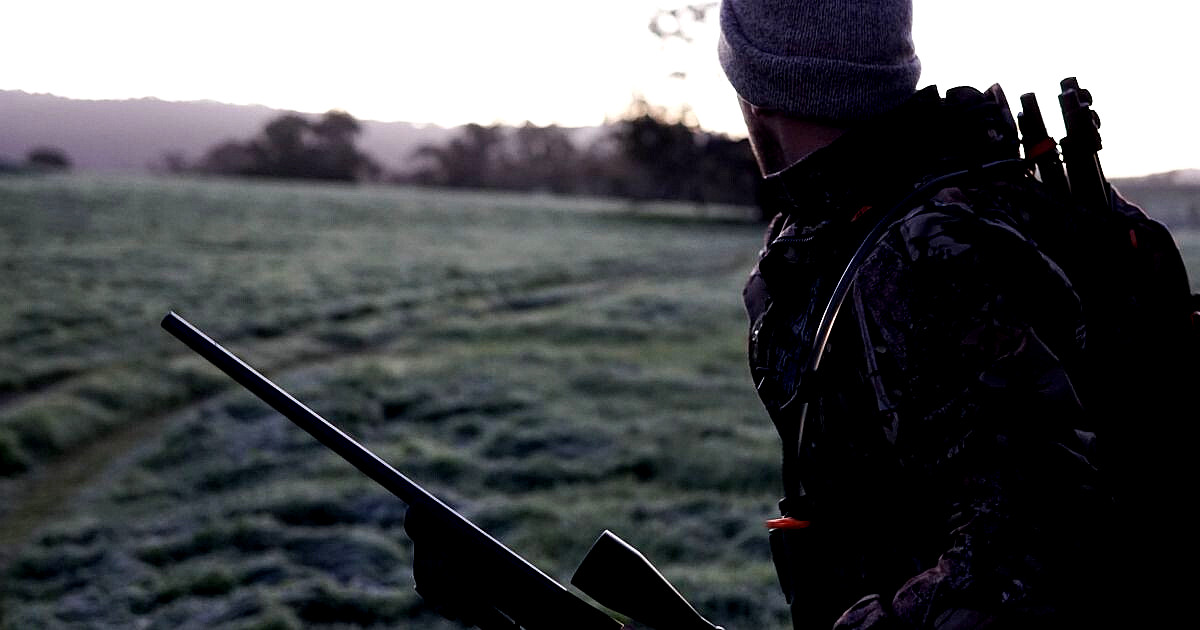 Mirtini spąstai miške: prie žvėrių tako rasti užtaisyti šautuvai