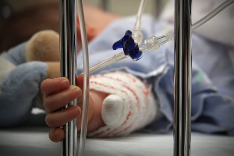 Po vaiko traumos mama įstrigo sistemoje: ar tikrai reikia rinktis tarp darbo ir slaugos?