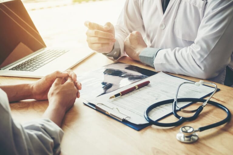 Diagnozė medicinos kortelėje gali sunaikinti karjerą: kodėl gydytojai slepia tiesą