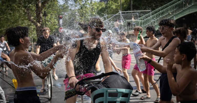 Lenkijoje paskelbta ekstremali padėtis: termometro stulpelis gali artėti prie 40 °C, aukų skaičius auga