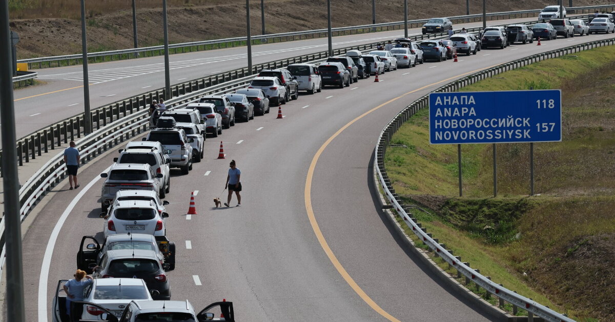 Rusai bėga iš Krymo: prie Kerčės tilto susidarė daugiau nei tūkstantis automobilių