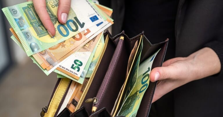 Per mėnesį kai kurie darbuotojai uždirbo tiek, kiek kiti per metus – kas ir kodėl?