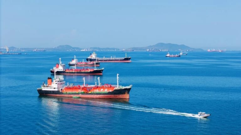 Naftos kaina smigo žemiau 70 USD: pirmas toks kritimas nuo karo su Iranu