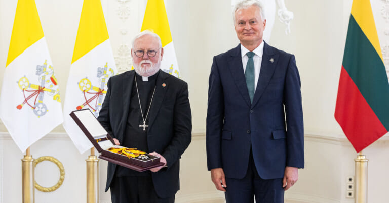 Prezidentas įteikė valstybinį apdovanojimą Šventojo Sosto sekretoriui – išskirtinis įvertinimas už ryšius ir vertybes