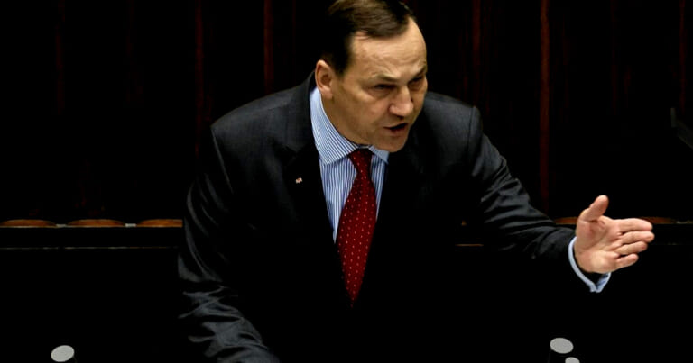 Įsiplieskė naujas konfliktas tarp Ukrainos ir Lenkijos: Sikorskis susikibo su Lvivo meru
