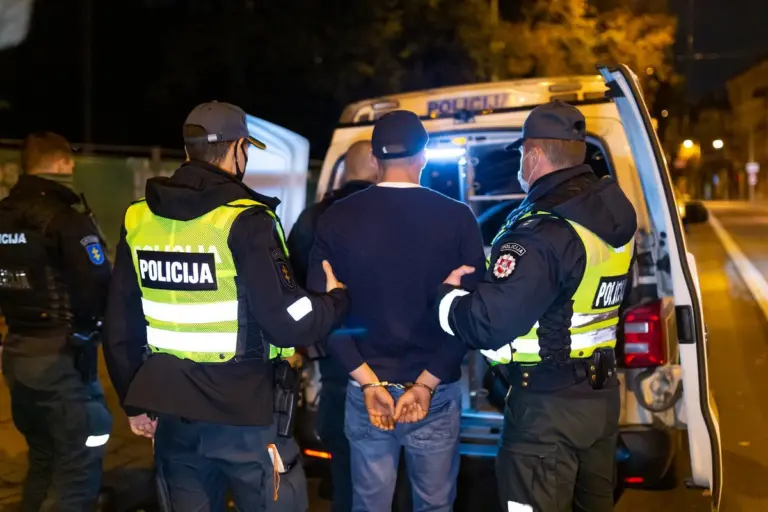Paprašė kaimynų pritildyti muziką – po akimirkos vienam jų lūžo žandikaulis