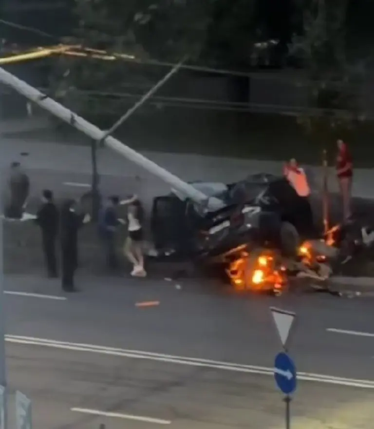 Pirmosios akimirkos po BMW tragedijos – liudininkas užfiksavo avariją sukėlusią merginą