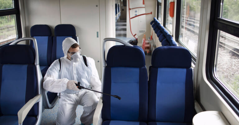 Pavojingas užkratas lėktuve, traukinyje ar autobuse: institucijos atskleidė, kokie būtų skubūs veiksmai