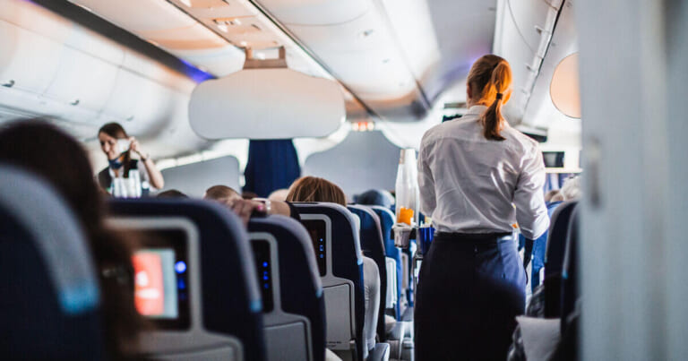 Šešerių metų mergaitė atskirta nuo mamos: „airBaltic“ vietų politika sukėlė skandalą