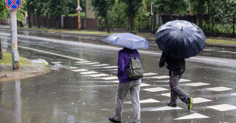 „Smagių orų nesitikėkit“: Lietuvą užgrius itin lietingos dienos – meteorologas atskleidė, kada atšils