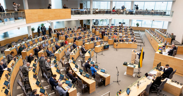 Seimas ruošiasi siūlyti išbraukti iš Konstitucijos nuostatą dėl branduolinio ginklo draudimo