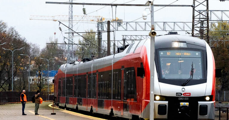 Nusipirkai traukinio bilietą — vieta jau užimta: kas nutiko ir ką daryti keleiviui?