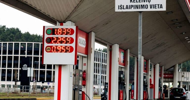 Staigus šuolis: benzino kaina Lietuvoje pakilo daugiau nei 5 proc. – ką tai reiškia vairuotojams?