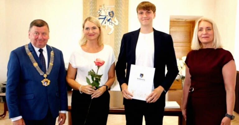 Atskleista, kokią premiją gavo lietuvis už penkis šimtukus egzaminuose