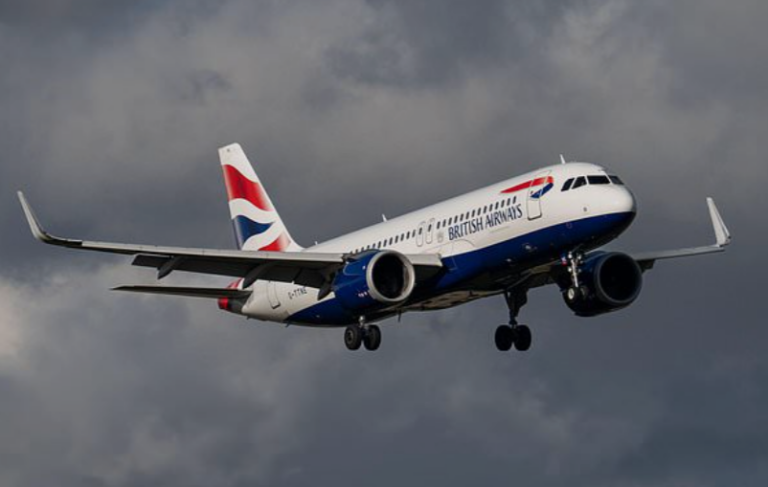 Skrydis iš Indijos į Londoną vos nesibaigė tragedija: visi trys pilotai susirgo, vienam prireikė deguonies
